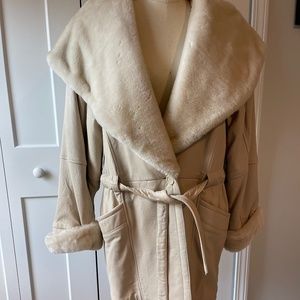 Stunning G III Vintage Women's Creme Colored Leather Coat With Faux Fur- Medium